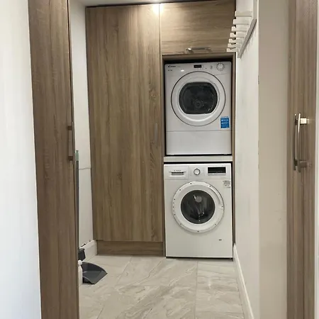 Апартаменты The Meadows Hideaway